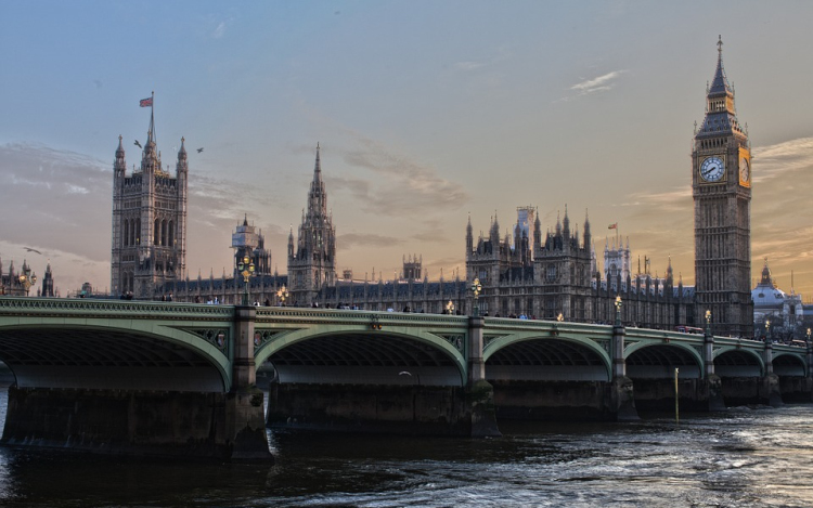 Jelentős újabb szankciókat léptetett érvénybe Oroszország ellen a brit kormány