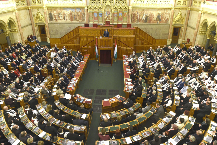A kormányt kérdezik a képviselők