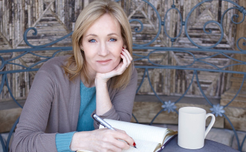 J. K. Rowling írói alteregója nevében nyilatkozott új könyvéről