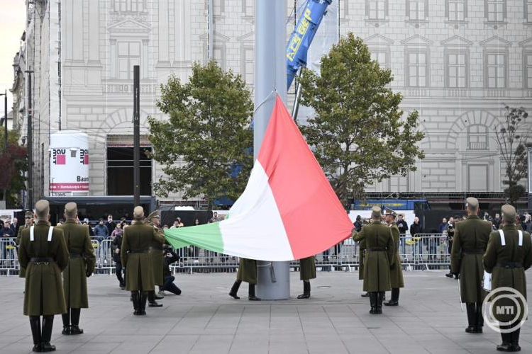 Október 23. - Felvonták a nemzeti lobogót az Országház előtt