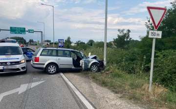 Villanyoszlopnak ütközött és meghalt egy autós Szolnok külterületén