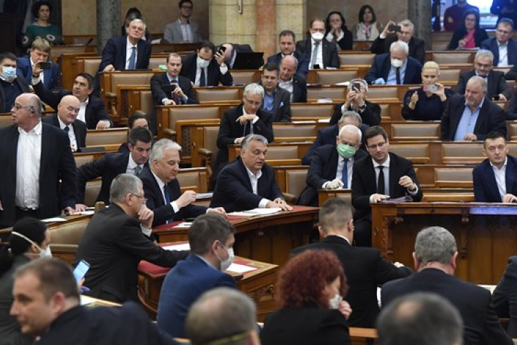 Elfogadta a koronavírus elleni védekezésről szóló törvényt a parlament