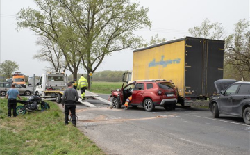 Több autó ütközött az 1-es főúton Győrszentivánnál